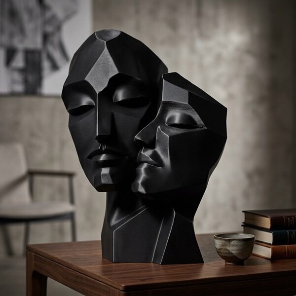 Абстрактна скулптура „Лица в прегръдка“ – модерна декоративна статуетка