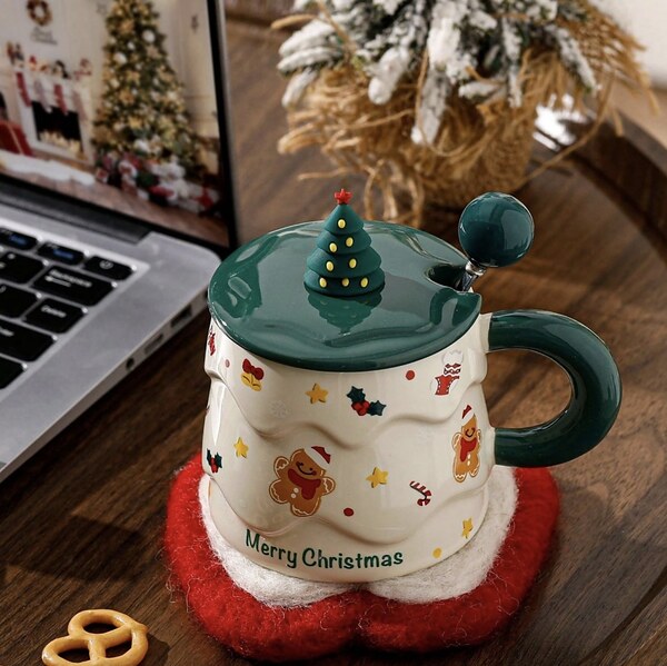 Коледна керамична чаша с капак и фигурка – Merry Christmas