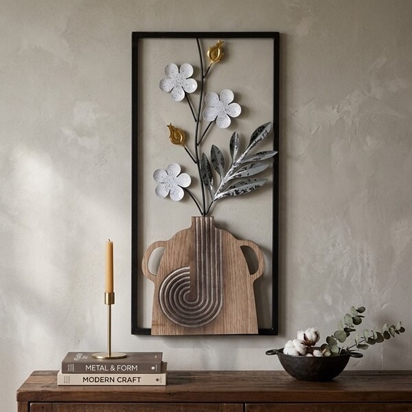 Метална стенна декорация с ваза и цветя